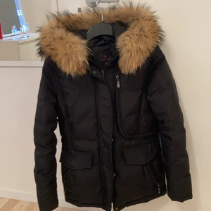 Chelsea vinterjacka storlek 36 - En fin vinterjacka som är använd bara ett par gånger. Pälsen är i ett fint skick och sömmen på den vänstra fickans jacka hår gått av lite annars är den i bra skick. Den är köpt för 4000kr