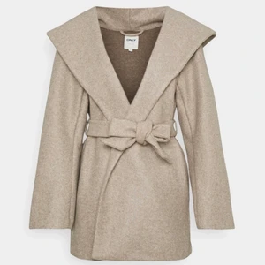 Kappa - Beige kappq från ONLY. Storlek S men passar XS-M beroende på hur man vill att den ska sitta. Otroligt bekväm och i nytt skick då den endast är använd två gånger. Köpt för 579kr från Zalando, säljer för 300kr.