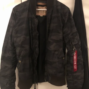 Alpha jacka  - Bomberjacka från alpha industriers, köparen står för frakten, den har ett litet hål i ena armhålan (se bild) men det syns inte speciellt mycket och annars går det att sy ihop det