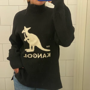 Stickad tröja - Supermysig stickad tröja från HM X Kangol med polo🧡 Perfekt nu i höst🤎 Har ”slits” på sidorna vilket är supersnyggt!! Storlek XS men är väldigt lång och obersized🤍