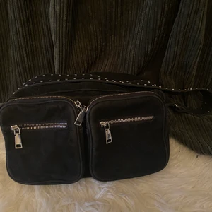 Noella stor - En stor Noella väska i bra skick, köpt för ca 3 år sedan och är skickligt använd. Väskan har otroligt mycket plats och har inga synliga defekter! Kommer från ett djur- och rökfritt hem✨ 