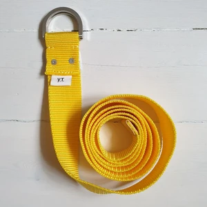 Gult justerbart skärp - Gult, långt skärp från Y.T. Går att justera till alla storlekar. Kan mötas i Stockholm eller frakta:)