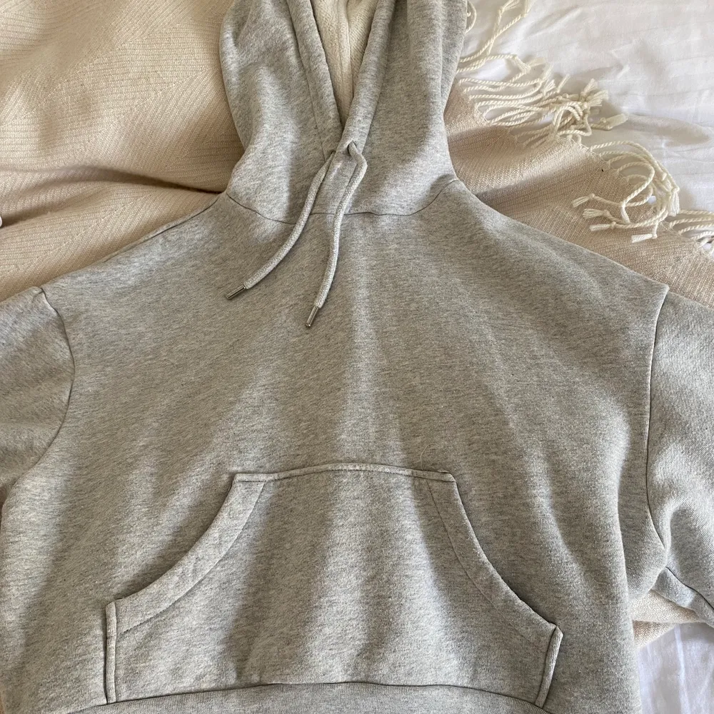 Skit snygg croppad hoodie köpt i as skönt material. Använd fåtal gånger! Köpt för 600kr. Skriv för fler bilder/frågor 🌟. Hoodies.