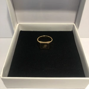 24K Gold plated signet ring letter ”B” - Jätte fin 24k guld pläterad ring i stl #18 även kallat stl M. Köpte ringen för symbol till min hund, ringen är dock alldeles för stor för mig tråkigt nog, och jag säljer denna i hopp om att någon annan kan få användning för denna då det inte fanns öppet köp pga gravyren.