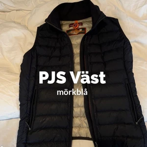 Parajumpers väst - Säljer min fina mörkblåa Parajumpers väst. Nypris 2.999kr. Västen är i fint skick. Storlek XS men passar även S. Köpt för ca 2 år sedan men säljer pga kommer inte till användning längre. Står inte för slarv hos postnord eller frakten💌 kan även mötas upp Borås/Göteborg 