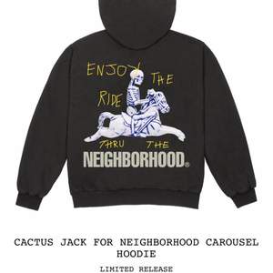 Slutsåld och sällsynt Cactus Jack (Travis Scott) x Neighborhood carousel zip hoodie. Tryck på baksidan och broderi på framsidan. Aldrig använd endast testad, säljer pga för stor storlek. Beställd från officiella hemsidan på drop. Köp direkt 1800 annars buda i kommentarerna