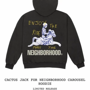 Cactus Jack x Neighborhood - Slutsåld och sällsynt Cactus Jack (Travis Scott) x Neighborhood carousel zip hoodie. Tryck på baksidan och broderi på framsidan. Aldrig använd endast testad, säljer pga för stor storlek. Beställd från officiella hemsidan på drop. Köp direkt 1800 annars buda i kommentarerna