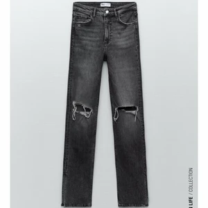 Jeans - Såå snygga jeans från zara som tyvärr inte passar mig, de är alldeles för långa för mig som är 162cm.. Aldrig använda, endast testade, lappen finns kvar! Storlek 34. Skriv privat för fler bilder❤️‍🔥 Buda!! Eller köp direkt för 450 +frakt.