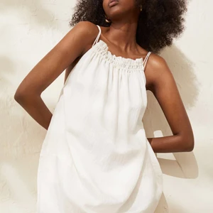 Fin klänning  - Super fin klänning från hm! Endast testad i storlek m👩🏼‍🎤tror den är slutsåld 💗