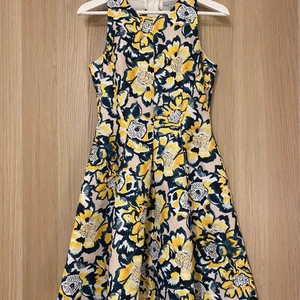 Klänning H&M - Blommig klänning med mörkgröna detaljer. Säljes pga att den längre inte passar. Klänningen är använd vid fåtal tillfällen och har en fin skurning på ryggen. Klänningen har ett tjockare yttertyg vilket ger den en väldigt lyxig känsla. 