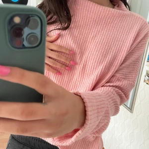 rosa stickad tröja - säljer denna trendiga tröjan! super mysig och bekväm💖