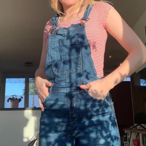 Hängselbyxor  - Jeans hängselbyxor från Zara i storlek M. Sitter tight. Frakt ingår!