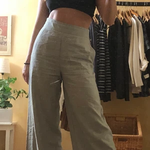 Ljusgrön/gråa byxor - Tunna byxor i ljusgrön/grå färg från Lindex i modellen Lykke. Använda enstaka gånger. Sälja pga att de inte kommer till användning. Som nya. Frakt tillkommer.