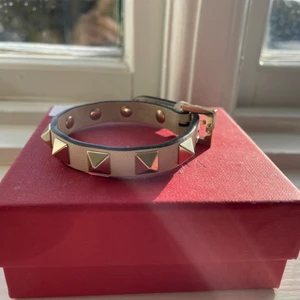 Valentino armband - Intressekoll på mitt fina valentino armband!! Det är i en jättefin vit färg och är i super fint skick💕 Den är lite slitningar på insidan pga att man knäpper armbandet där men det är inget som syns alls när man har det på sig💕