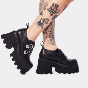 Skor från Lamoda  - Säljer dessa otroligt fina platåskor från Lamoda som jag köpte här på Plick men tyvärr var för små för mig. Endast provade av mig och av den jag köpte dom av. Köparen står för frakt om man inte vill mötas upp. ^^