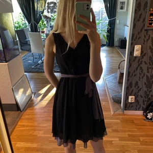 Stockh lm klänning - Säljer min superfina klänning av märket Stockh lm. Klänningen är svart och har ett band runt midjan. Sparsamt använd🌸Det står strl 38, men skulle säga att den mer är som en strl 34 - 36😚