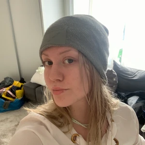 Grå adidas mössa - Grå adidas  mössa i använt skick