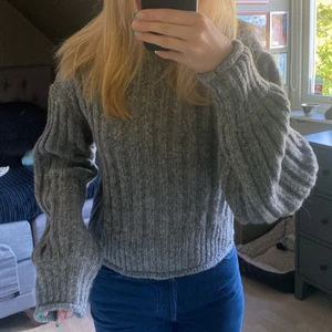 Grå stickad  - Säljer denna fina grå stickade tröja, sitter jättefint och super skön! 🥰😍