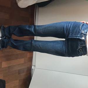 Bootcut/raka jeans från zara som är lååånga i benen. Storlek 34, knappt använda 💘