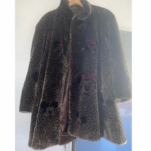 Pälsjacka  - Har bestämt mig för att sälja min sjukt fina pälsjacka då jag ej använder den längre tyvärr. Det är en ljusbrun jacka med leopard mönster och små bilder av mussepigg och mimmipigg. Hur skön och varm som helst till vintern. Köpte den secondhand för typ 700kr. Den har små skador på vissa ställen men det syns knappt, det var tyvärr sen jag köpte den så vet inte vart dem kommer ifrån. Vill helst mötas upp då den är väldigt tung att frakta men kan skicka den i värsta fall (köparen står för frakt) 