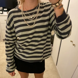 Randig tröja - Randig tröja, storlek 44, jag på bilden har xs/s i vanliga fall! Den är grön/blå i nyansen. Köpt secondhand