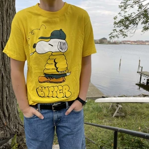 Butter t-shirt med tryck på Snobben - Gul Butter t-shirt med tryck på Snobben i strl S. Använd en gång, är i bra skick. Skriv gärna privat för frågor:))