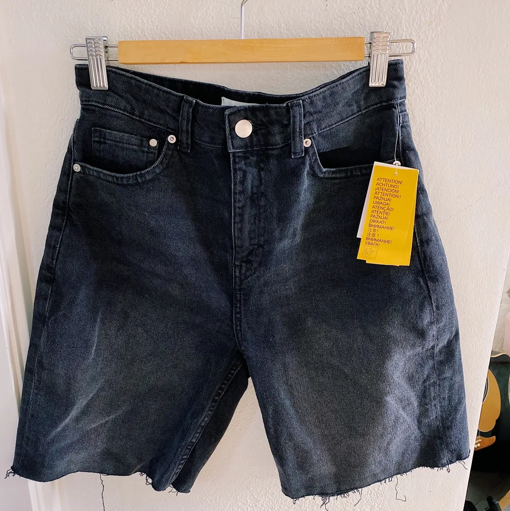 Svincoola jeansshorts i biker stil från hm, aldrig använda med prislappen kvar. Pris kan diskuteras💞 Möts eller fraktar, samfraktar gärna, fraktpris varierar om du är okej med ett vanligt paket eller spårbar frakt🥰. Shorts.