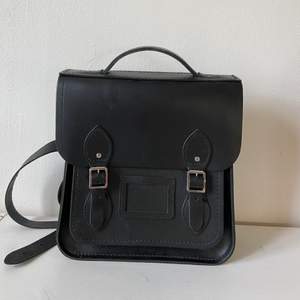 Nyskick. Nypris 2000 kr. Svart läder. Från cambridge satchel company. Portrait backpack.