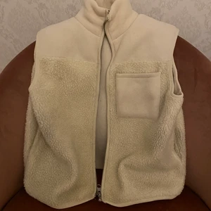 Fin Teddy väst - Säljer denna fina Teddy väst då den aldrig har kommit till användning, jätte fint skick🥰 säljer för 200+ frakt💕