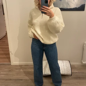 Slutsålda jeans från NAKD - SUPER snygga slutsålda jeans från nakd. Storlek 36 och sitter super snyggt! Köpta för 599kr säljer för 300kr. Nyskick och nästan aldrig använda!