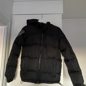 D.brand vinterjacka - Svart vinterjacka från D.brand, storlek S. Väldigt bra kvalitet och sparsamt använd. Nypris 1900kr mitt pris 400kr