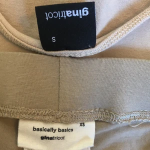 Cykelbyxor med passande linne - Cykelbyxor+linne, Dem är i bra skick, köpte dem tillsammans på Ginatricot , andvänt 2-4 gånger, Bra att träna i, Olika nyanser men det syns inte jätte mycket när dom väl är på🥰 storlek: linnet-s byxorna-xs