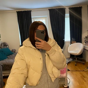 Beige jacka - Beige, glansig jacka från Boohoo. Använd endast en gång den är i väldigt fin skick. Strl 36-38 säljes för 150 + frakt💗