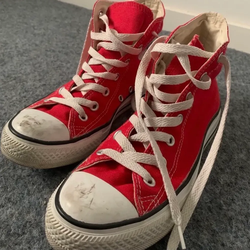 Lägger upp på mina röda converse igen! Storlek 38 men passar mig med typ 38,5-39. I väldigt bra skick. Har it gjort rent dom eller nått. Köpt begagnande förra året och har använt dom tre t fyra gånger. Har ingen användning av dom längre därför jag säljer dom!💞💓💗. Pris oklart men kan diskuteras. kom privat om ni är intresserade 🥰🥰🥰 (köparen står för frakt, oklart hur mycket frakten är) skorna kan nog bäras av både män och kvinnor . Skor.