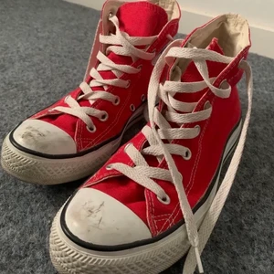 Röda Converse i storlek 38  - Lägger upp på mina röda converse igen! Storlek 38 men passar mig med typ 38,5-39. I väldigt bra skick. Har it gjort rent dom eller nått. Köpt begagnande förra året och har använt dom tre t fyra gånger. Har ingen användning av dom längre därför jag säljer dom!💞💓💗. Pris oklart men kan diskuteras. kom privat om ni är intresserade 🥰🥰🥰 (köparen står för frakt, oklart hur mycket frakten är) skorna kan nog bäras av både män och kvinnor 