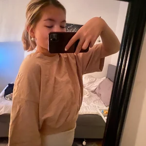 Beige sweatshirt - Jättefin beige sweatshirt med lite kortare ärmar, använd kanske en gång därför är den i toppskick. (Lite skrynklig eftersom den endast legat i en låda)
