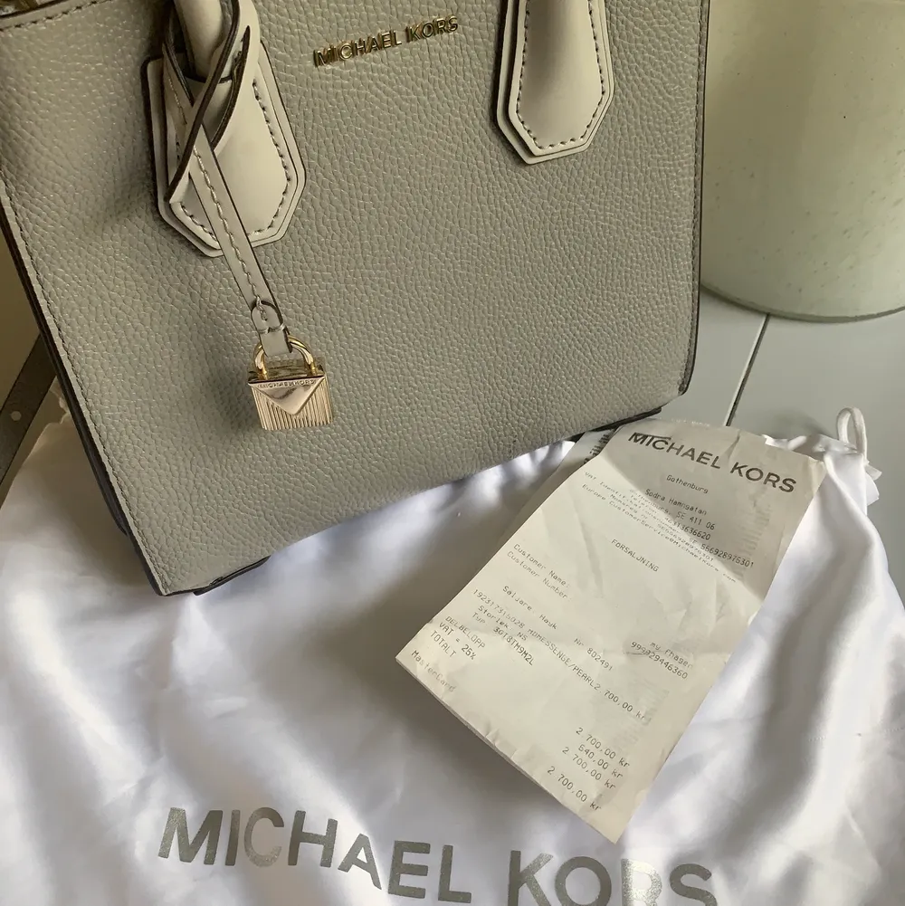 Super söt Michael kors väska inte använd på några år🌸 den är köpt 2018 för 2700kr den har fått en liten en repa på fram sidan🌸 men den är i fint skick🌸. Väskor.