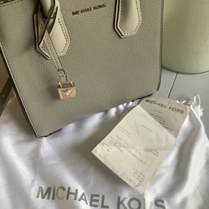 Michael kors väska - Super söt Michael kors väska inte använd på några år🌸 den är köpt 2018 för 2700kr den har fått en liten en repa på fram sidan🌸 men den är i fint skick🌸