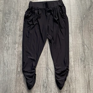 Snygga Byxor från Kappahl ❤️ - Riktigt snygga byxor från Kappahl ❤️ Strl M. Jättesköna och snygg passform. Inte mycket använda. Lågt utropspris!!