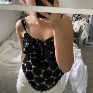 Flowig blus - Sjukt coolt linne men som inte riktigt är min stil, därför säljs den. Startbud 69kr+ frakt💕