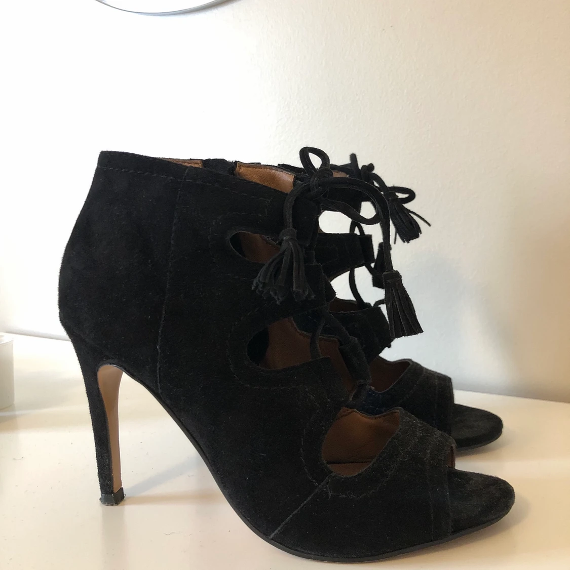 Svarta klackar i mocka