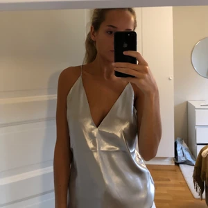 Linne i skinande material - Linne i ett skinande material. Jättefin i ryggen. Storlek 34. Endast använd en gång.