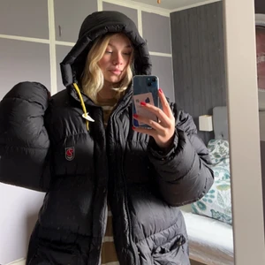 Fjällräven jacka - Funderar på att sälja min fjällräven jacka som är i otroligt fint skick, som ny! Den är i storlek L, jag tycker den sitter jättefint och snyggt overzise på mig som brukar ha typ S i jackor. Säljer endast vid bra bud🥰