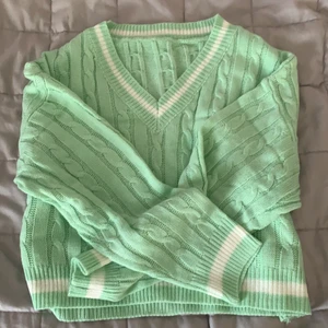 Stickad tröja - Aldrig använd är i storlek L