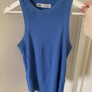 Zara topp - Super fin zara topp i en fantastisk blå färg🦋 använd ett få ta gånger🦋 super härlig i materialet🦋 köptes för typ ett halv år sedan🦋 