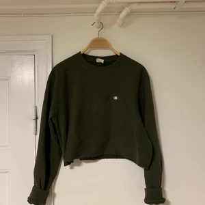 Cropped champion sweater  - En croppad sweater från Champion i mossgrönt, strl. S.
