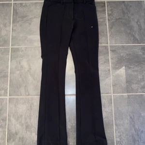 Byxor Zara - Säljer dessa svarta kostymliknande byxorna från Zara. Det är ett mjukt och stretchigt material med en söm längs mitten på benen och lite bootcut. Benen är ganska långa på mig som är 164cm, perfekt till skor dock slår inte i marken ☺️ Svårt att få fina bilder när det är svart tyg men skriv DM om ni vill ha mer. Det vita på första bilden är inte en fläck utan bara nå smuts som råkade va där när jag tog kort 🥰