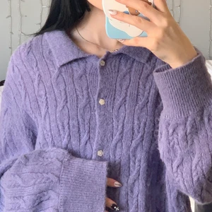 Lila stickad kofta från other stories 💜 - Knappt använd, köpte för runt 700kr, super fin färg 😊 storlek L men passar oversized xs/s också 