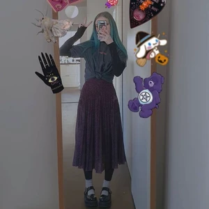 Super fin kjol med blommigt mönster 🥀 - Säljer kjolen på första bilden, svep för att se mönstret bättre 🥀 knappt använd, passar xs