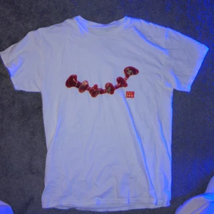 Travis scott x McDonalds  - En snygg t-shirt ifrån travis scott x McDonalds kollektionen